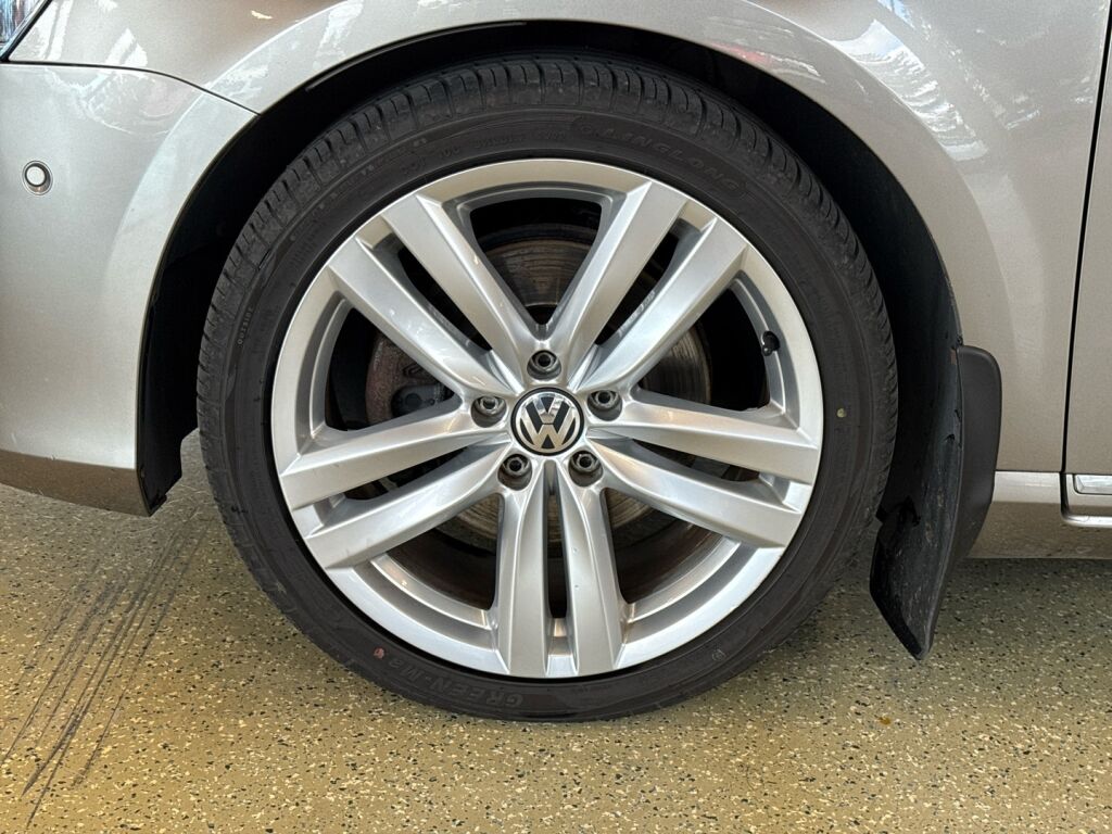 Volkswagen Passat 2013 Ruskea (beige)
