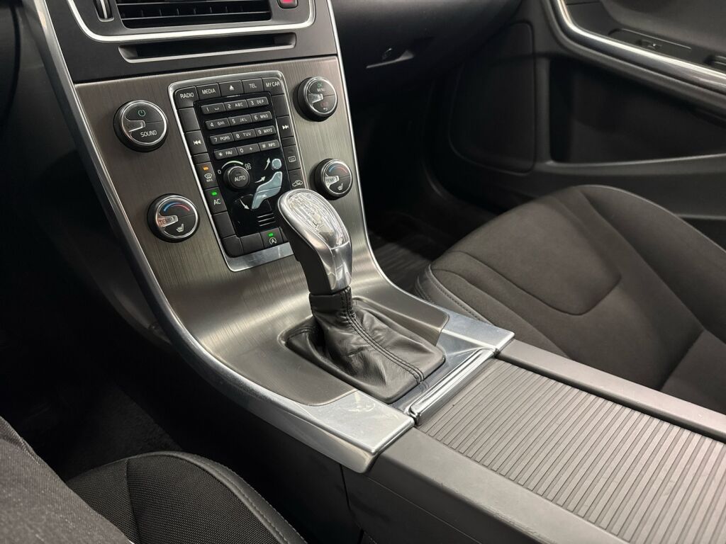 Volvo S60 2013 Punainen