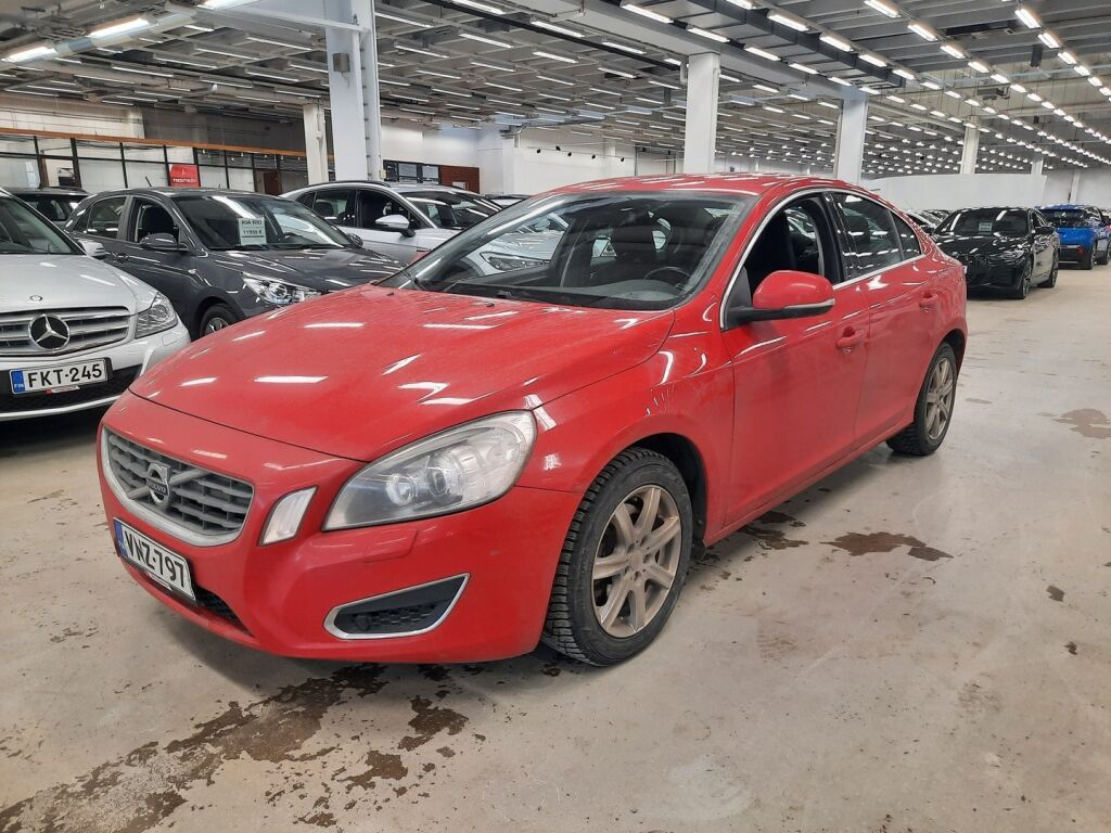 Volvo S60 2013 Punainen