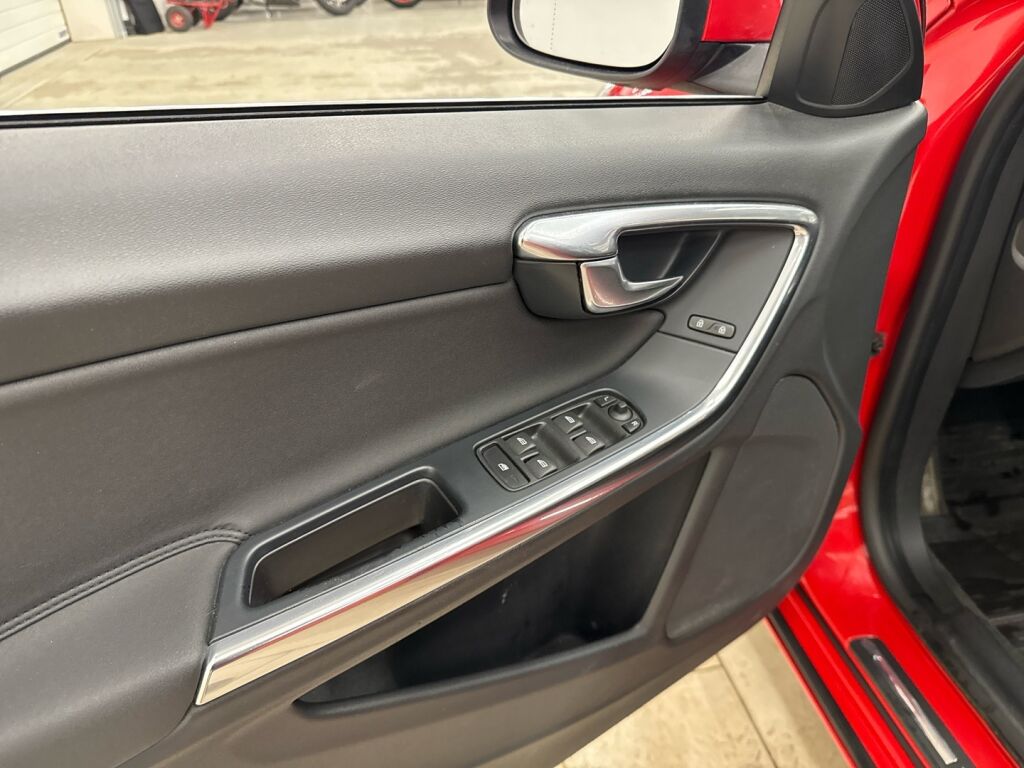 Volvo S60 2013 Punainen