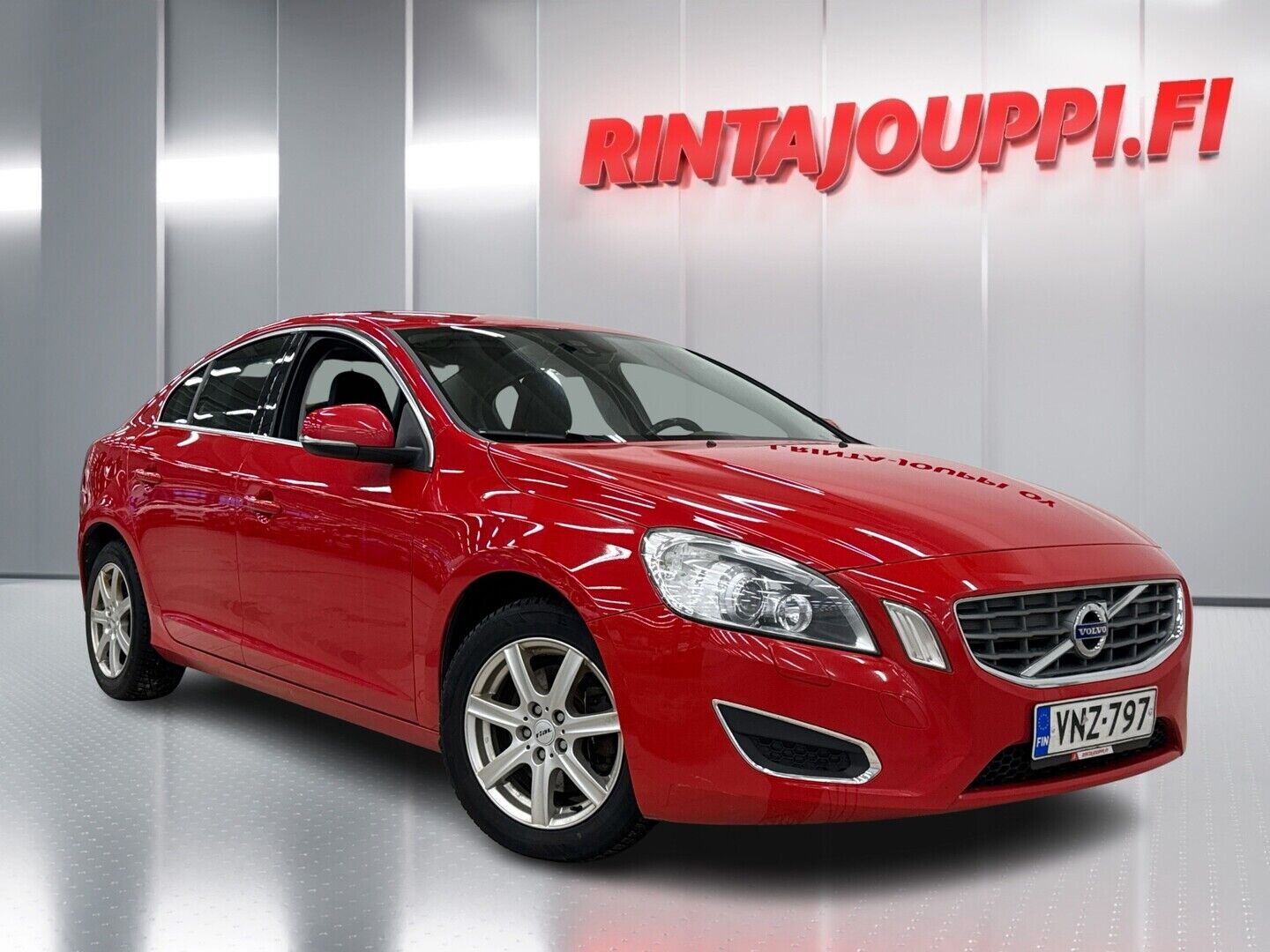 Punainen Volvo S60