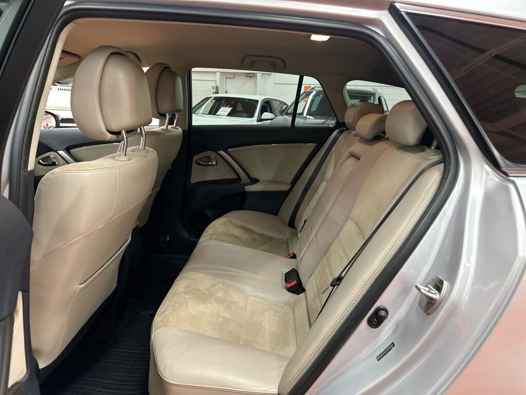 Toyota Avensis 2013 Hopea