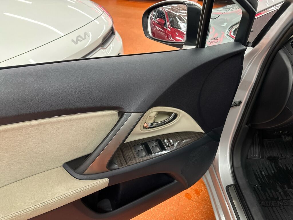 Toyota Avensis 2013 Hopea