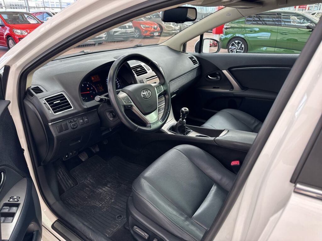Toyota Avensis 2012 Valkoinen