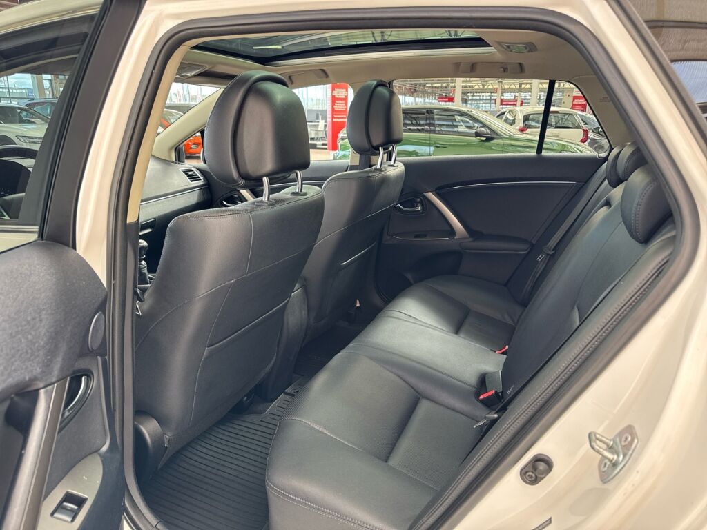 Toyota Avensis 2012 Valkoinen