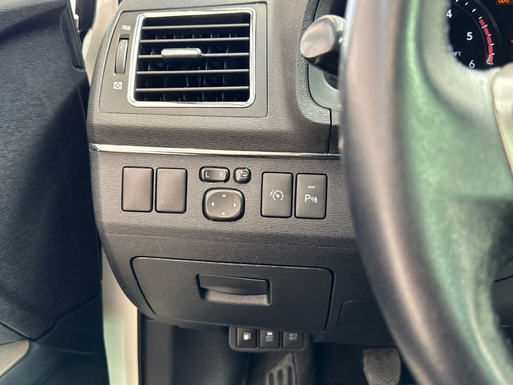 Toyota Avensis 2012 Valkoinen