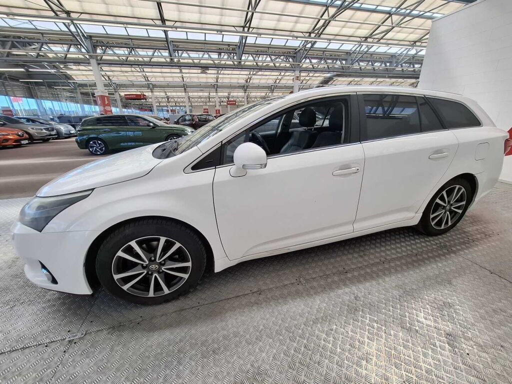 Toyota Avensis 2012 Valkoinen