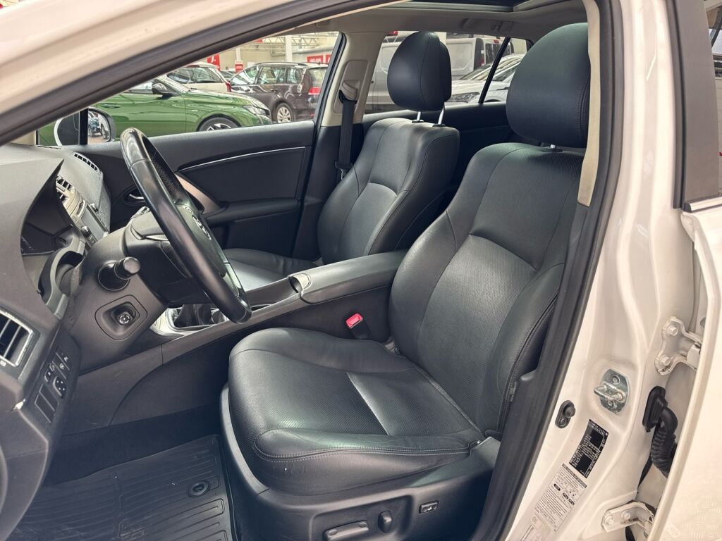 Toyota Avensis 2012 Valkoinen