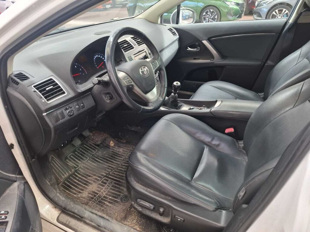 Toyota Avensis 2012 Valkoinen