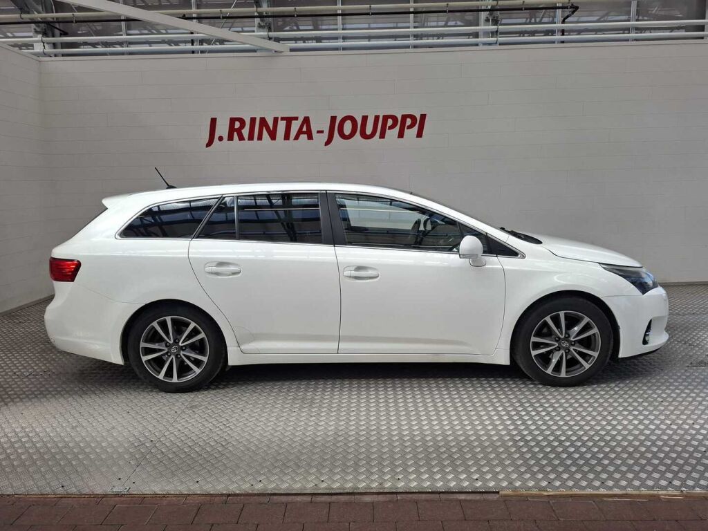Toyota Avensis 2012 Valkoinen