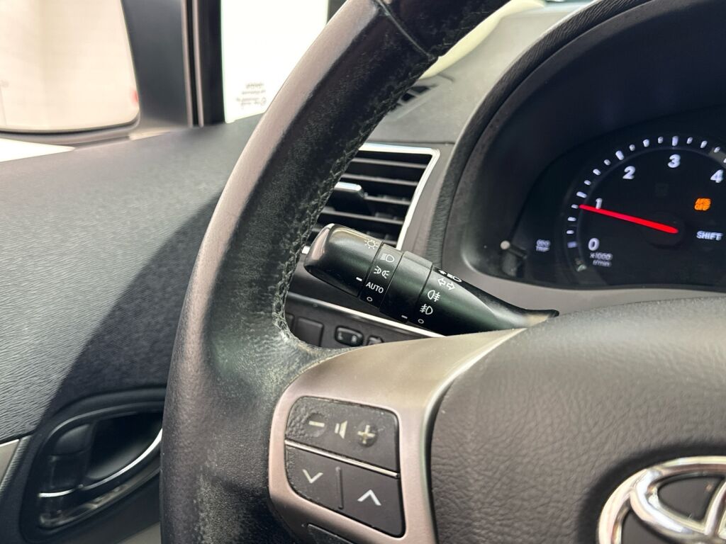 Toyota Avensis 2012 Valkoinen