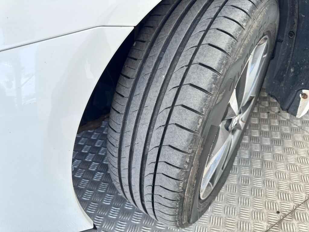 Toyota Avensis 2012 Valkoinen