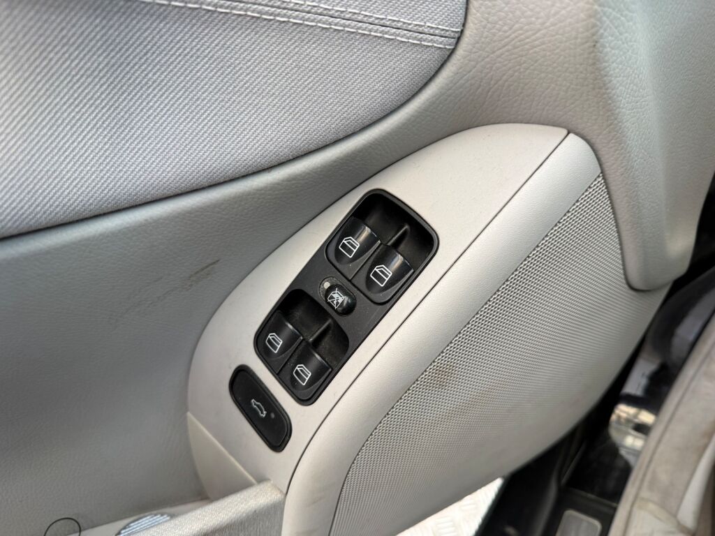 Mercedes-Benz C 2004 Musta