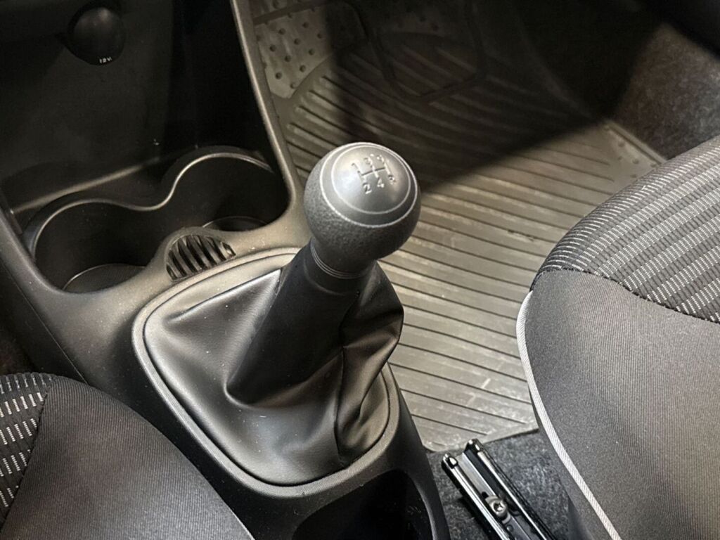 Peugeot 107 2013 Musta