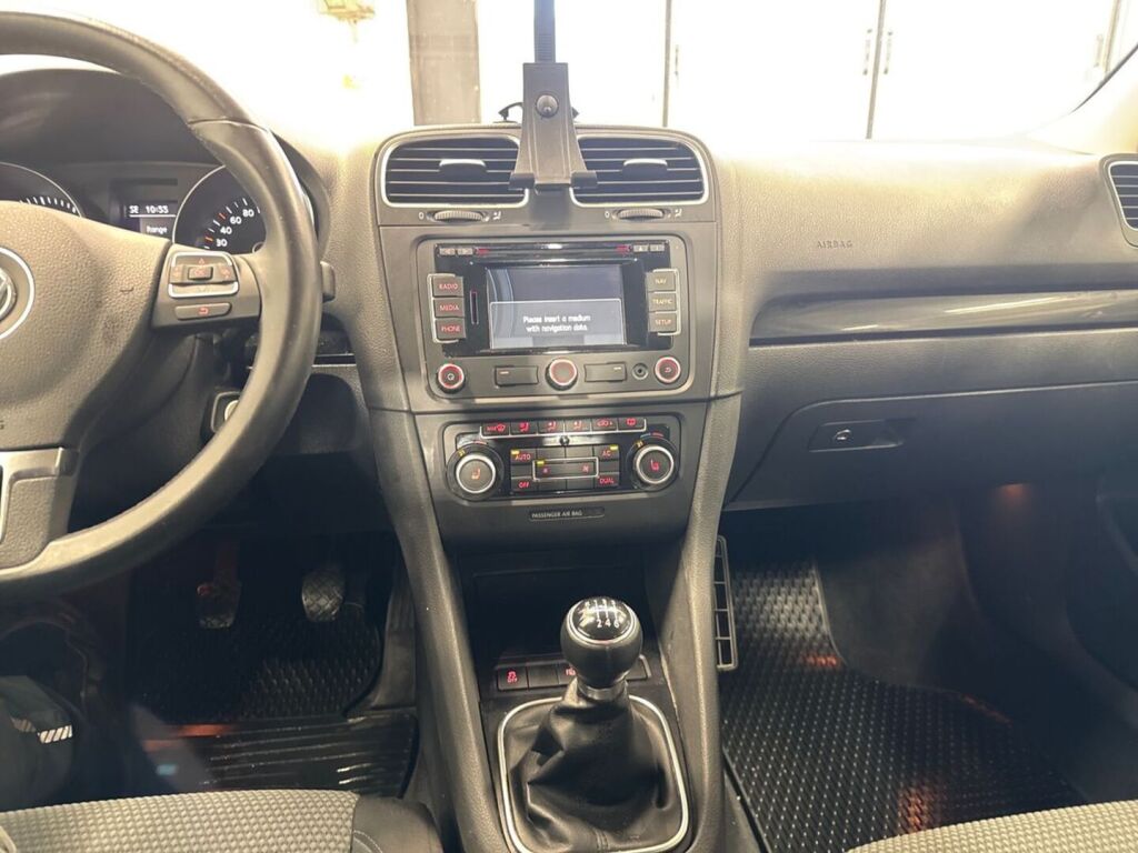 Volkswagen Golf 2012 Musta