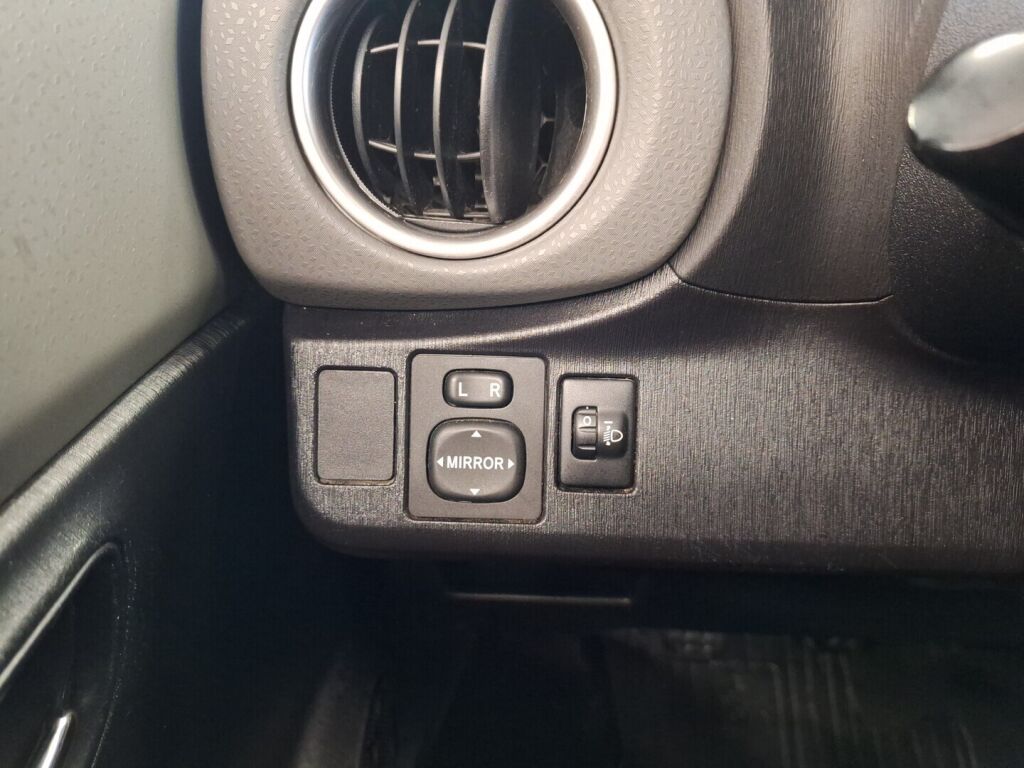 Toyota Yaris 2012 Punainen