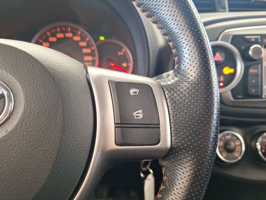 Toyota Yaris 2012 Punainen