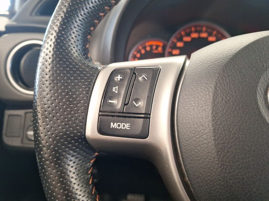 Toyota Yaris 2012 Punainen