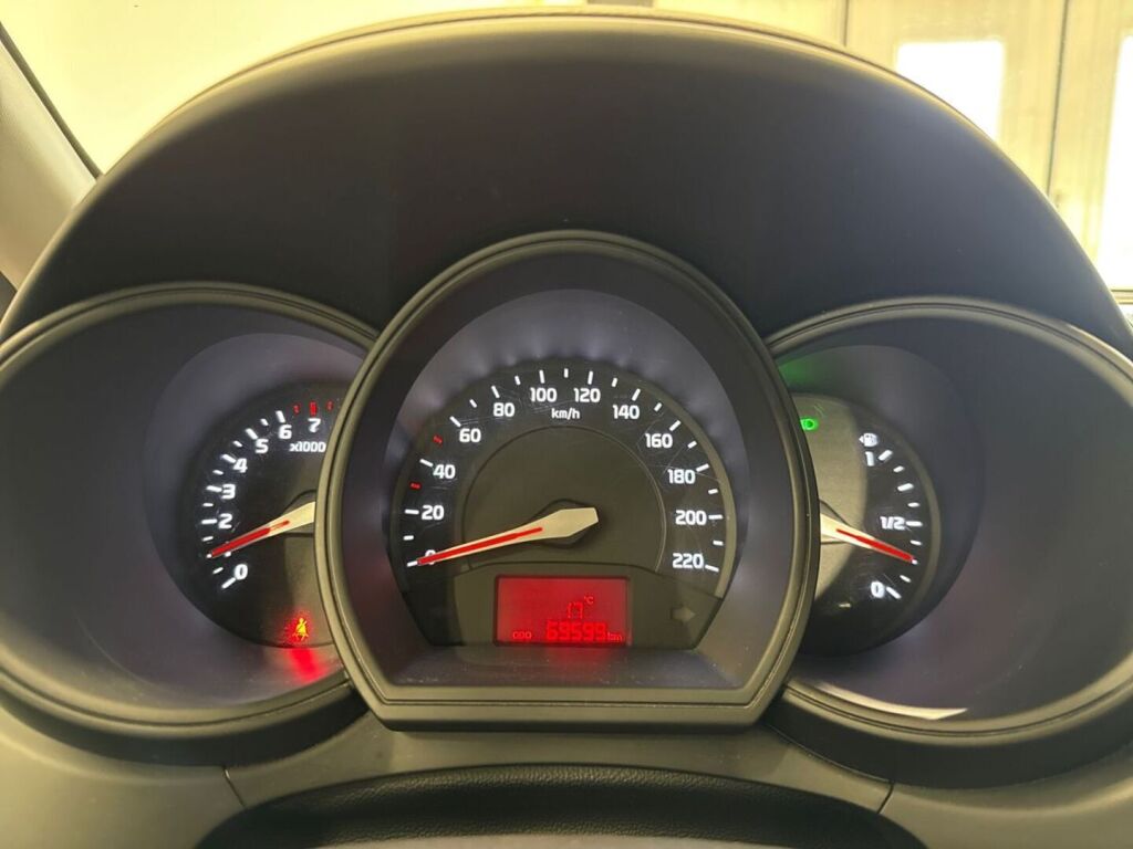 Kia Rio 2012 Punainen