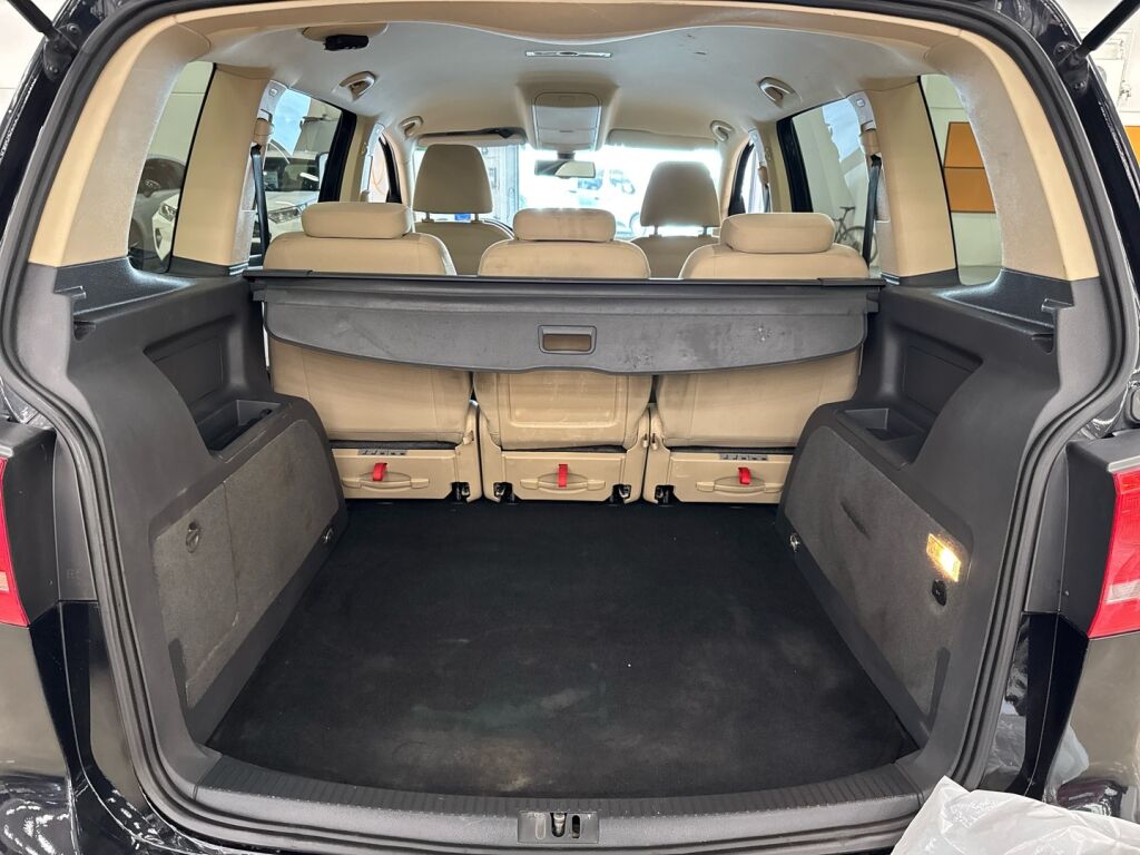 Volkswagen Touran 2012 Musta