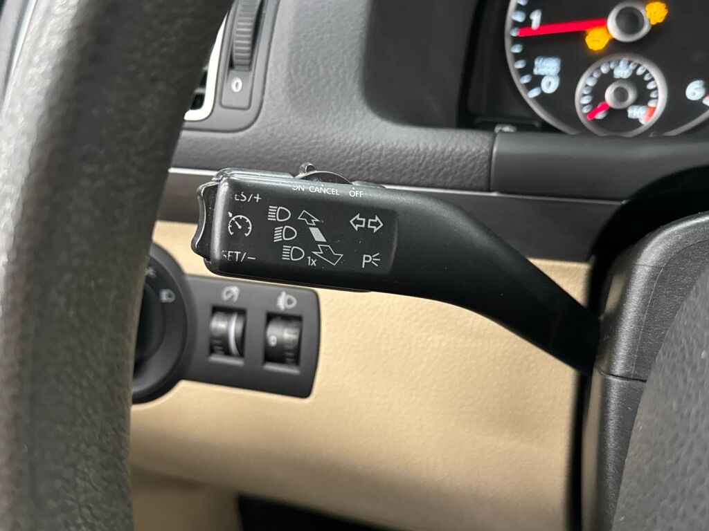 Volkswagen Touran 2012 Musta