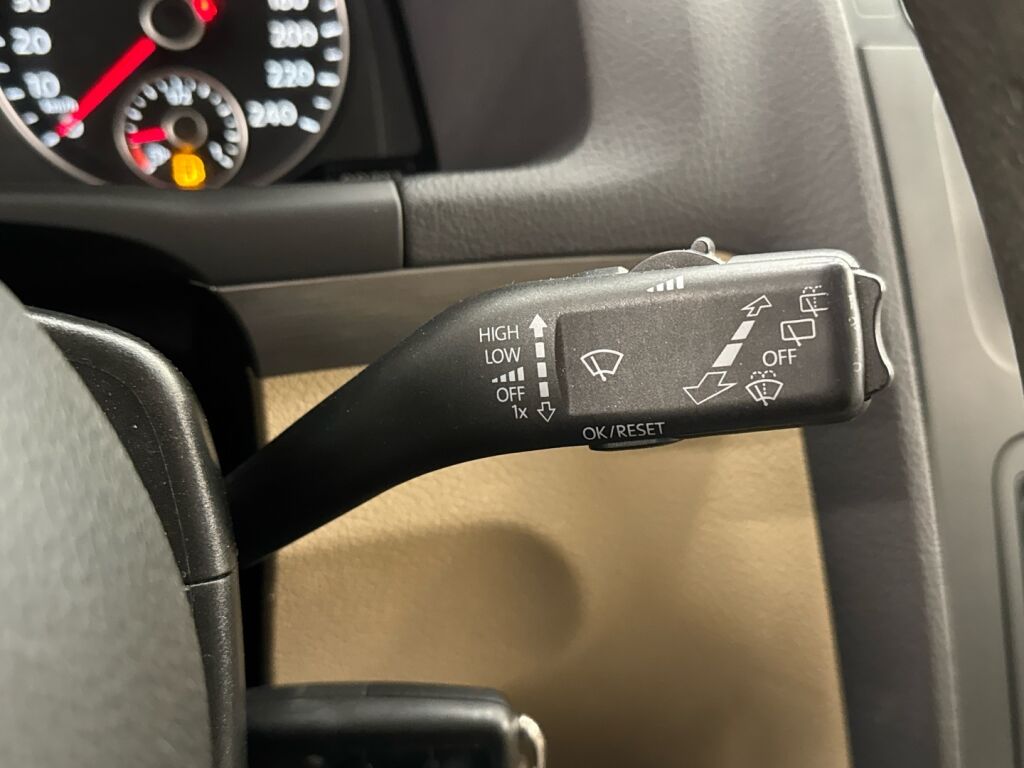 Volkswagen Touran 2012 Musta