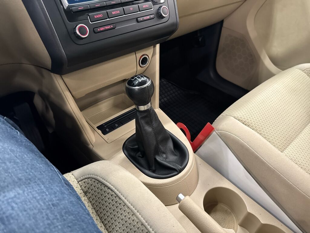 Volkswagen Touran 2012 Musta