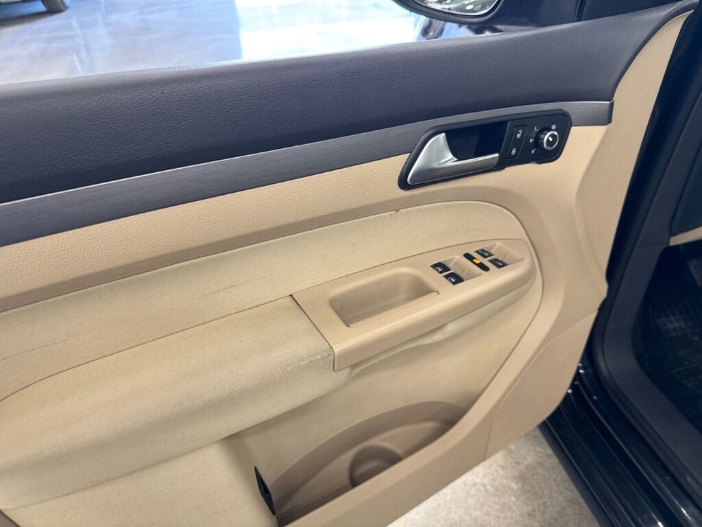 Volkswagen Touran 2012 Musta
