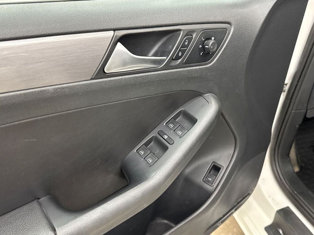 Volkswagen Jetta 2012 Valkoinen