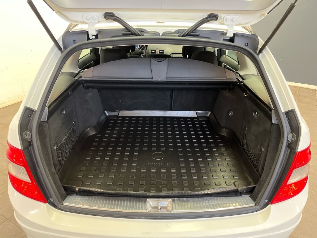 Mercedes-Benz C 2011 Valkoinen