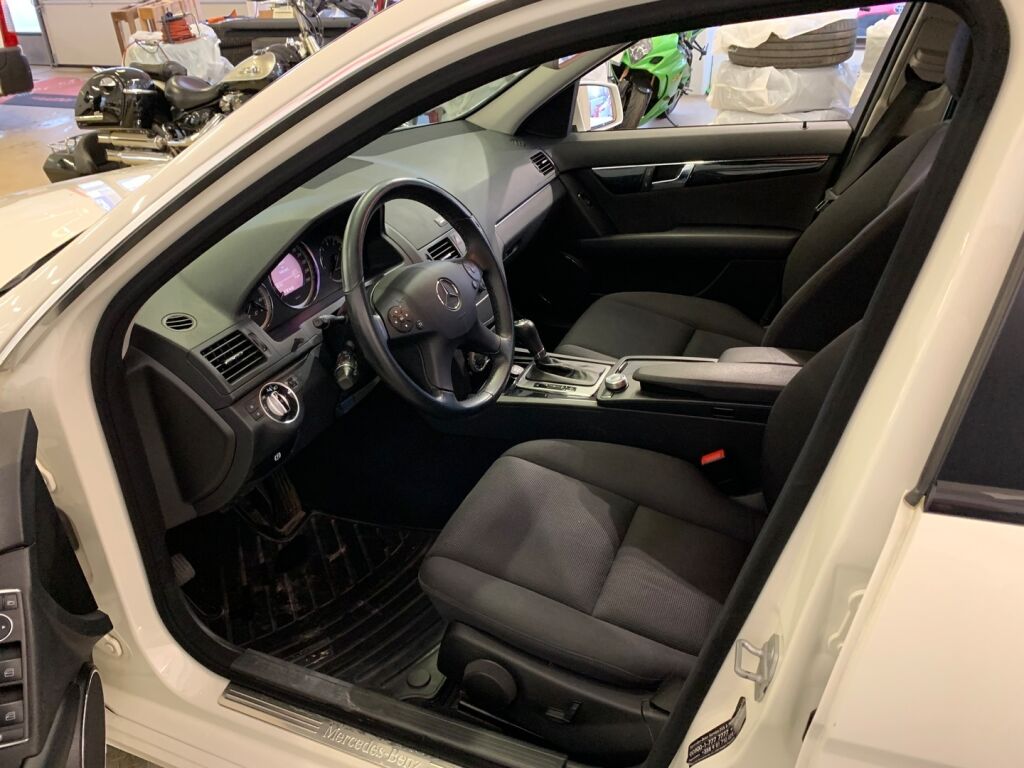 Mercedes-Benz C 2011 Valkoinen