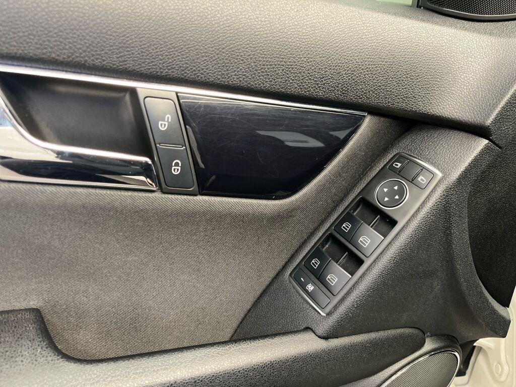 Mercedes-Benz C 2011 Valkoinen