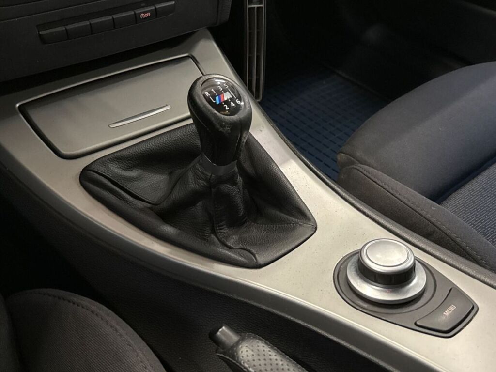 BMW 320 2008 Musta