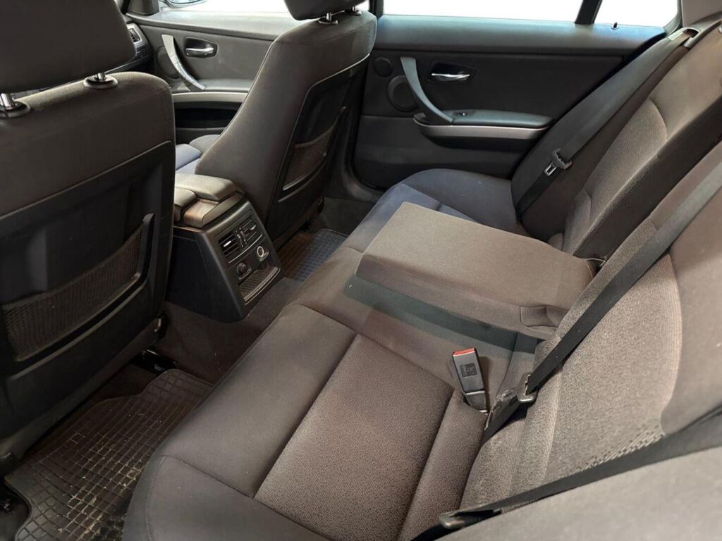 BMW 320 2008 Musta