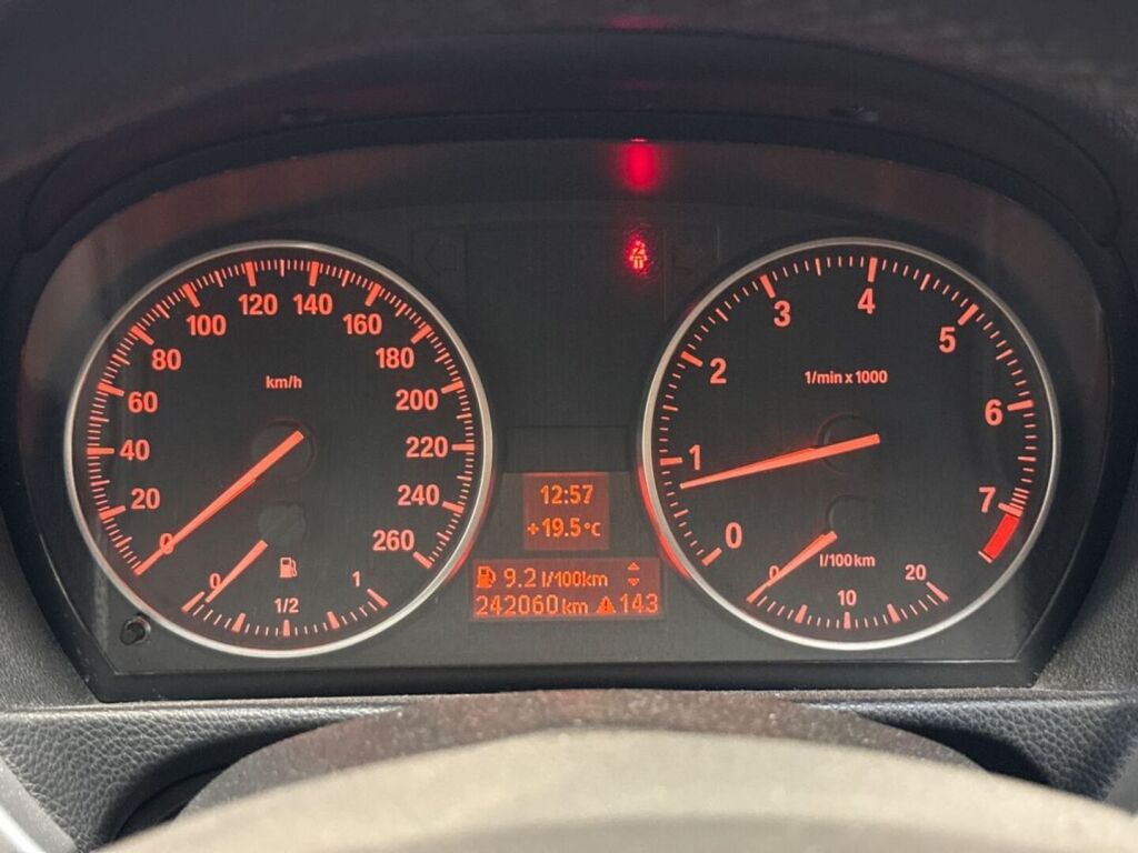 BMW 320 2008 Musta