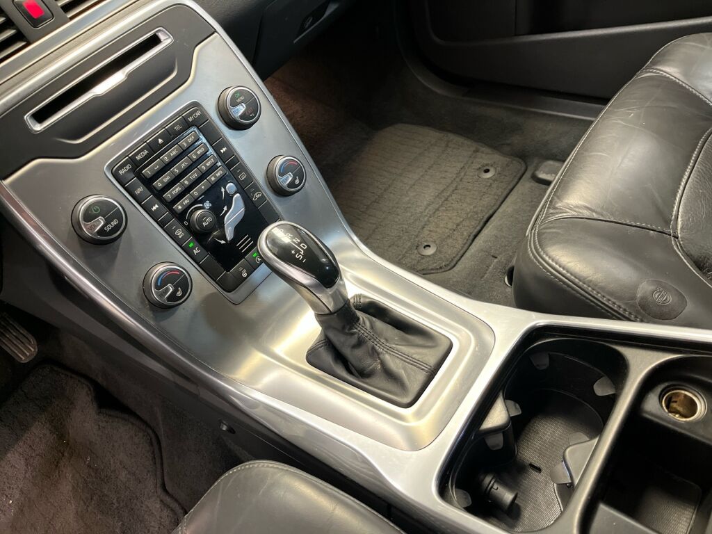 Volvo V70 2013 Valkoinen