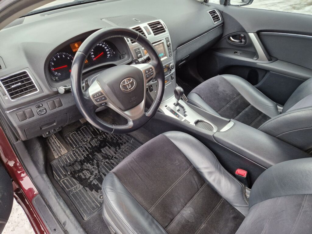 Toyota Avensis 2013 Punainen