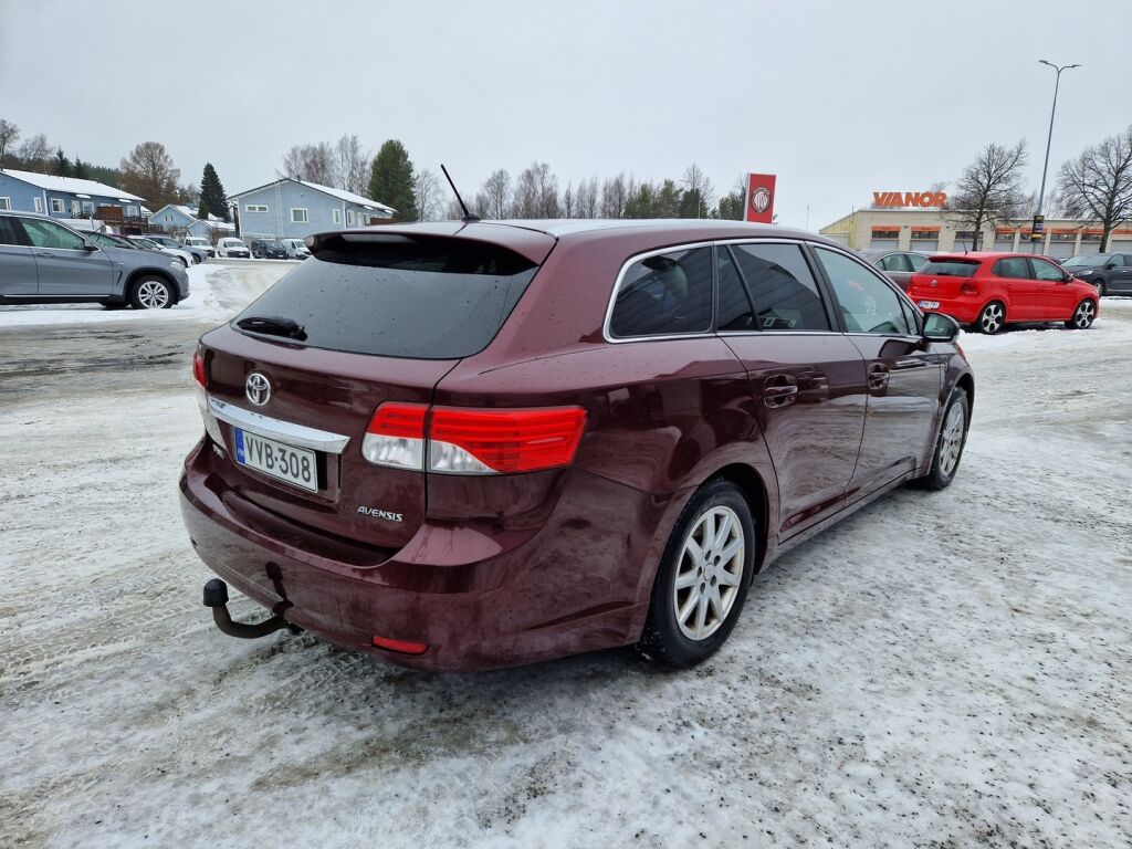 Toyota Avensis 2013 Punainen