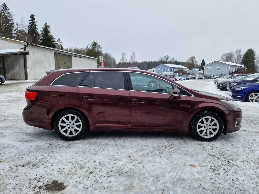 Toyota Avensis 2013 Punainen