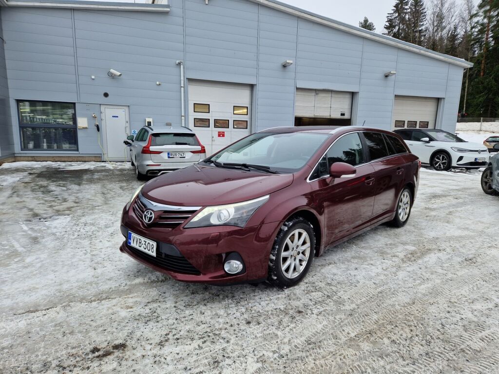 Toyota Avensis 2013 Punainen