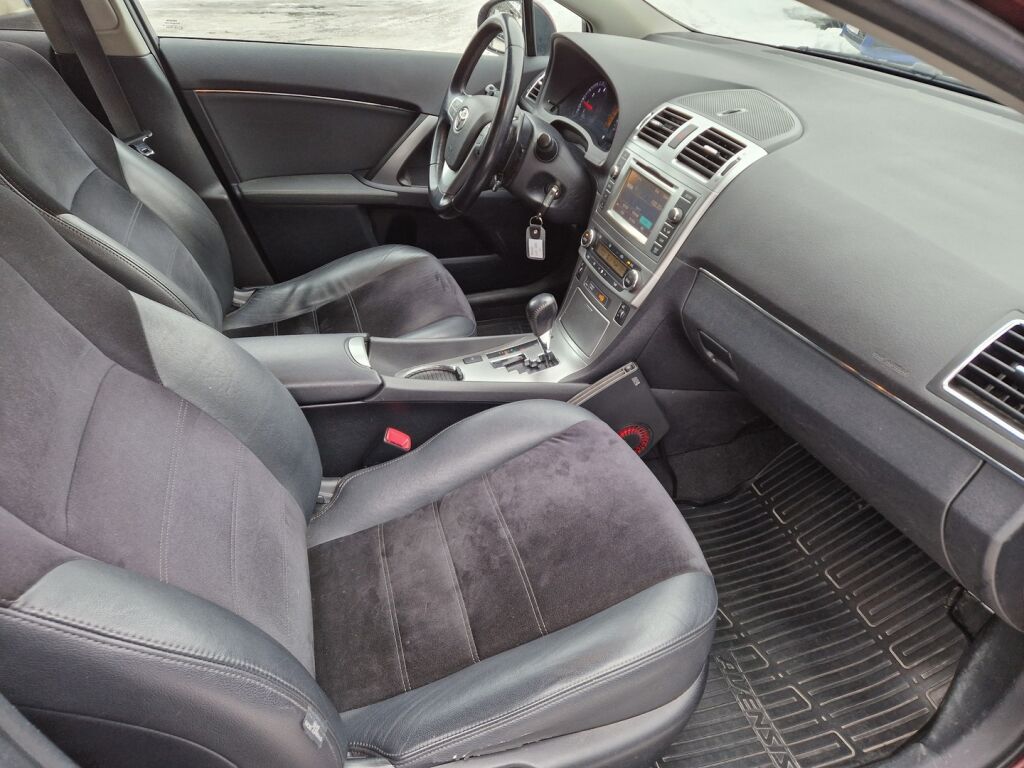 Toyota Avensis 2013 Punainen