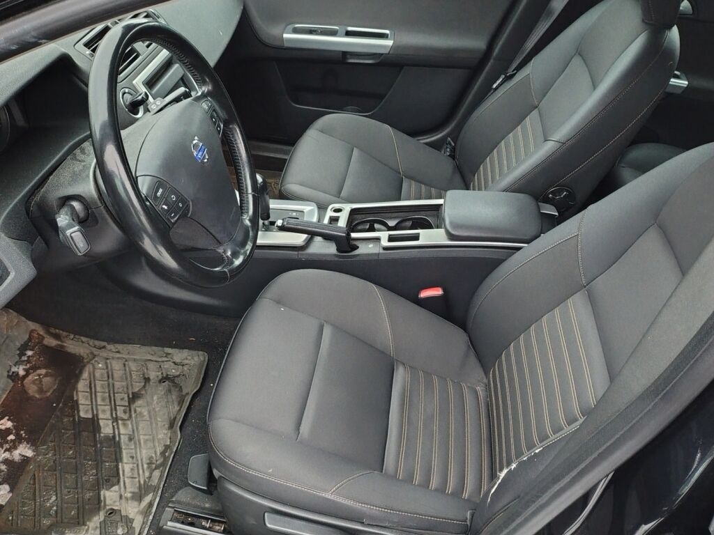 Volvo V50 2010 Musta