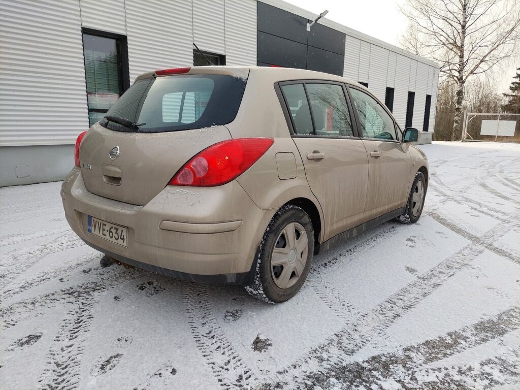 Nissan Tiida 2010 Hopea
