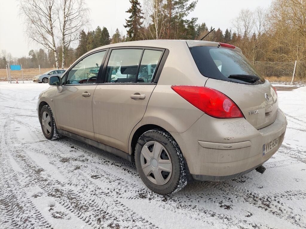 Nissan Tiida 2010 Hopea