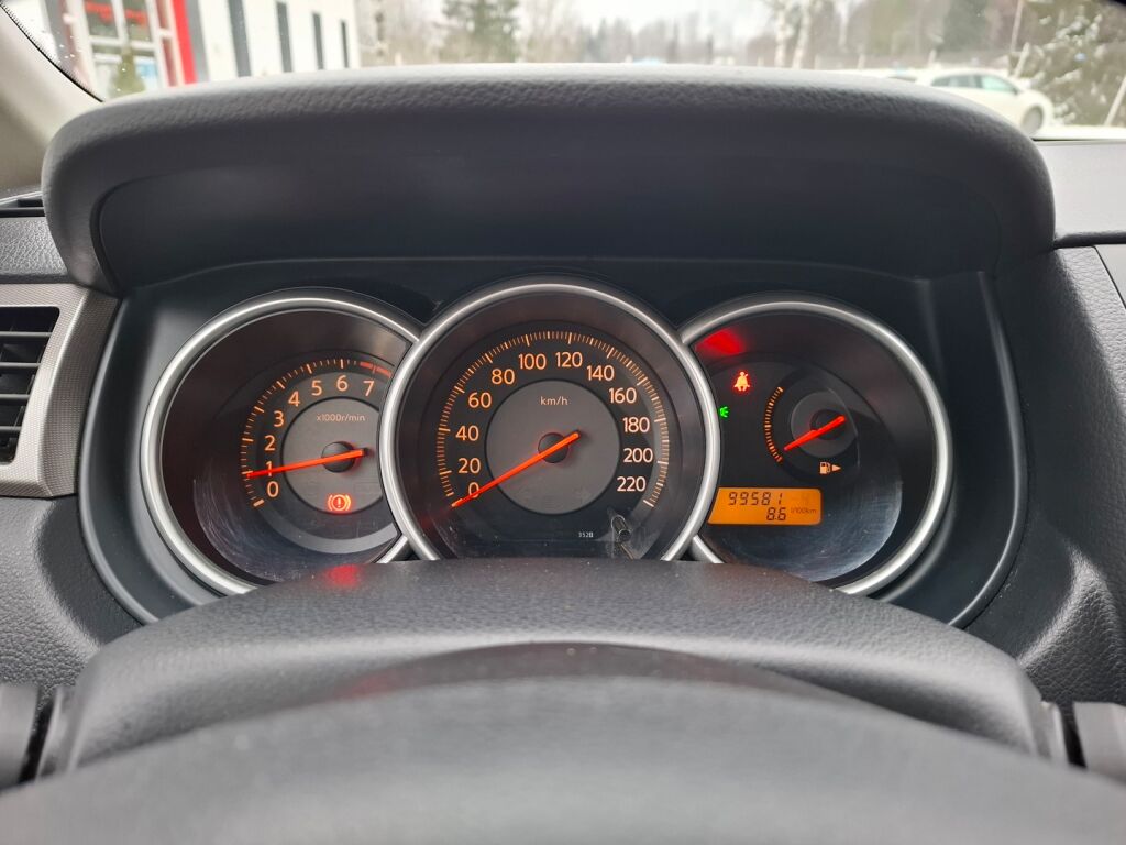 Nissan Tiida 2010 Hopea