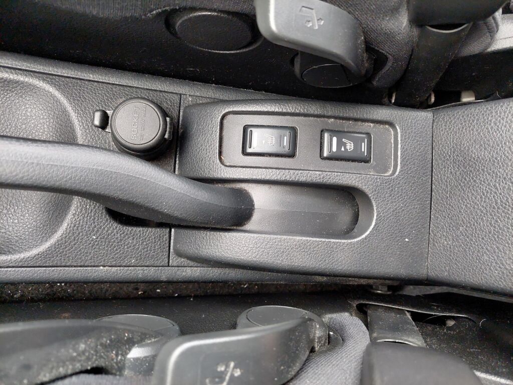 Nissan Tiida 2010 Hopea