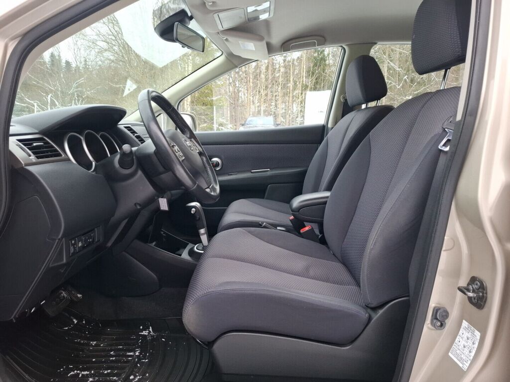 Nissan Tiida 2010 Hopea