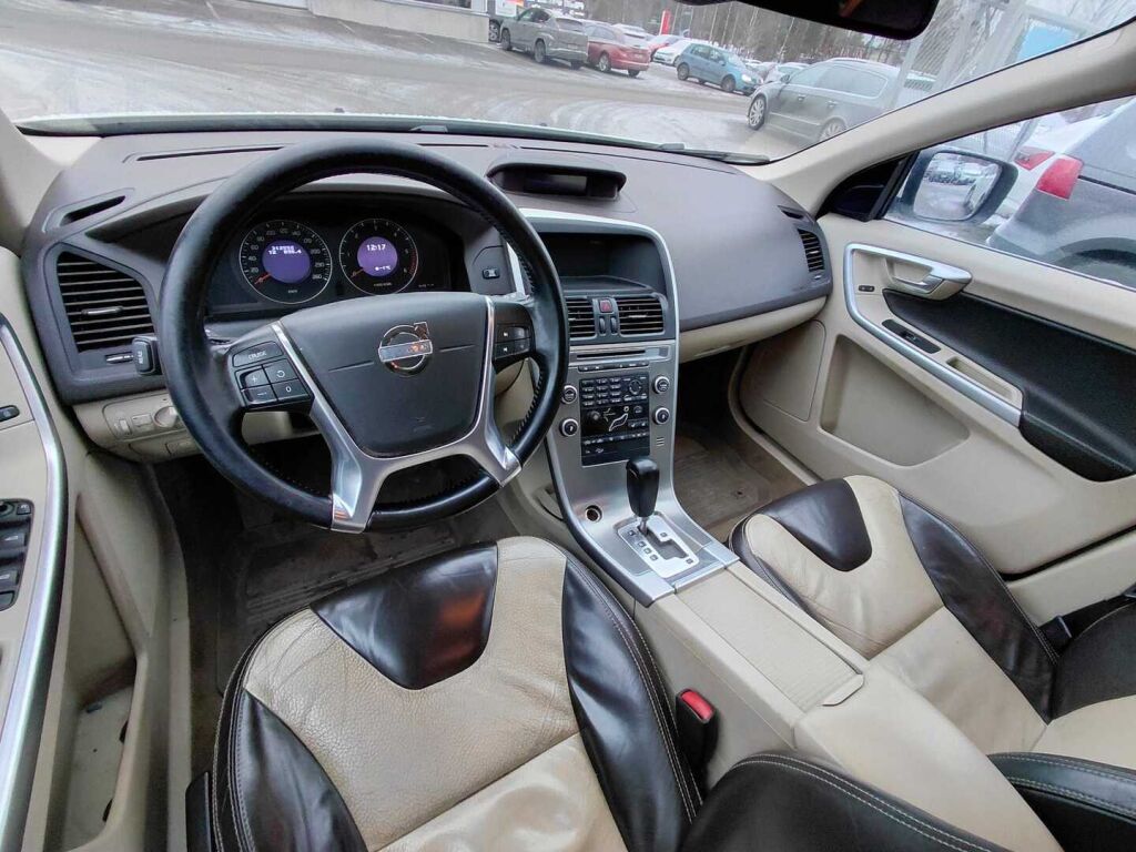 Volvo XC60 2010 Valkoinen