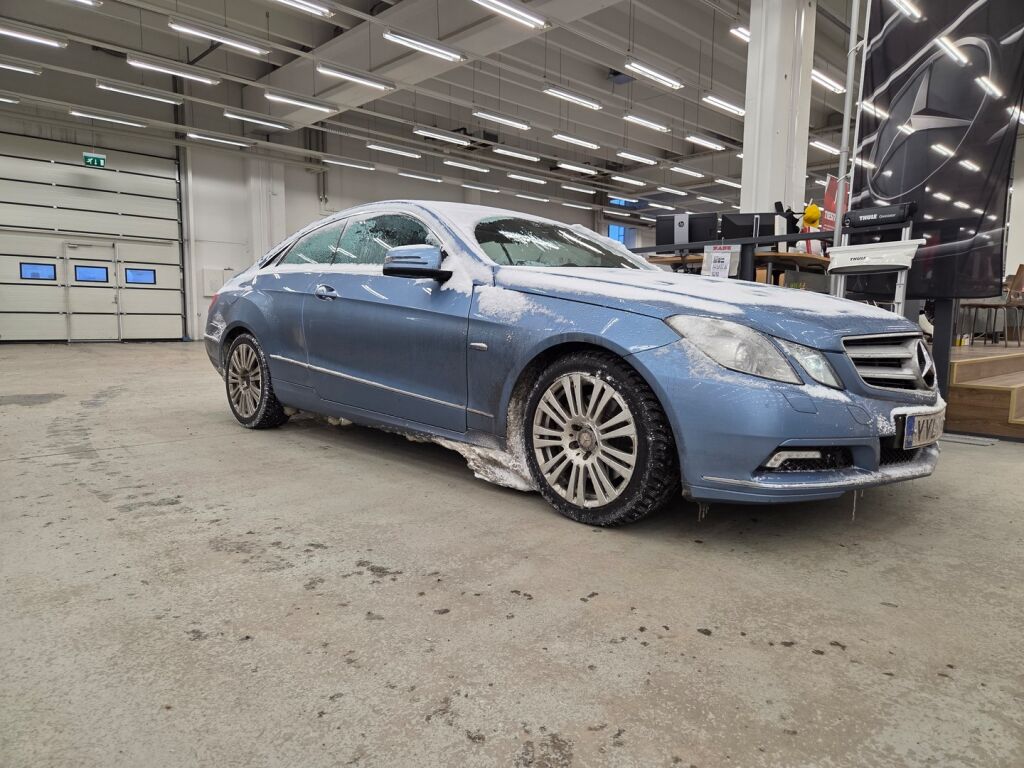 Mercedes-Benz E 2010 Sininen