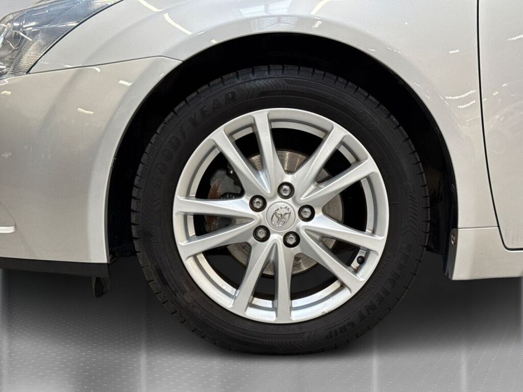 Toyota Avensis 2011 Hopea